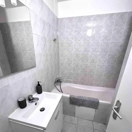 Apartment T3 Entier Renove Avec Place De Parking *
